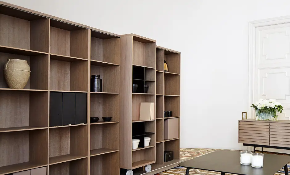 Biblioteca de madera natural en Bogotá, diseñada para ofrecer almacenamiento práctico y un toque cálido y sofisticado en tu apartamento.