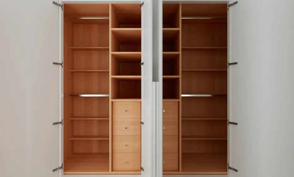 Closet personalizado en madera natural en Bogotá, con detalles finos y acabados impecables para un estilo cálido y sofisticado.