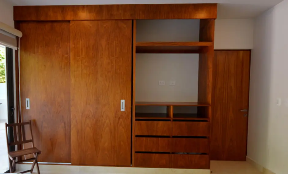 Closet a medida en Bogotá con acabados en melamina