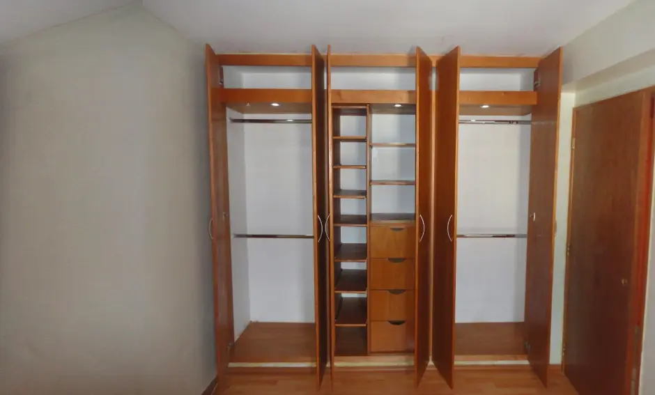 Closet de diseño a medida en Bogotá, fabricado en melamina y madera, ofreciendo funcionalidad y estilo para cada espacio.