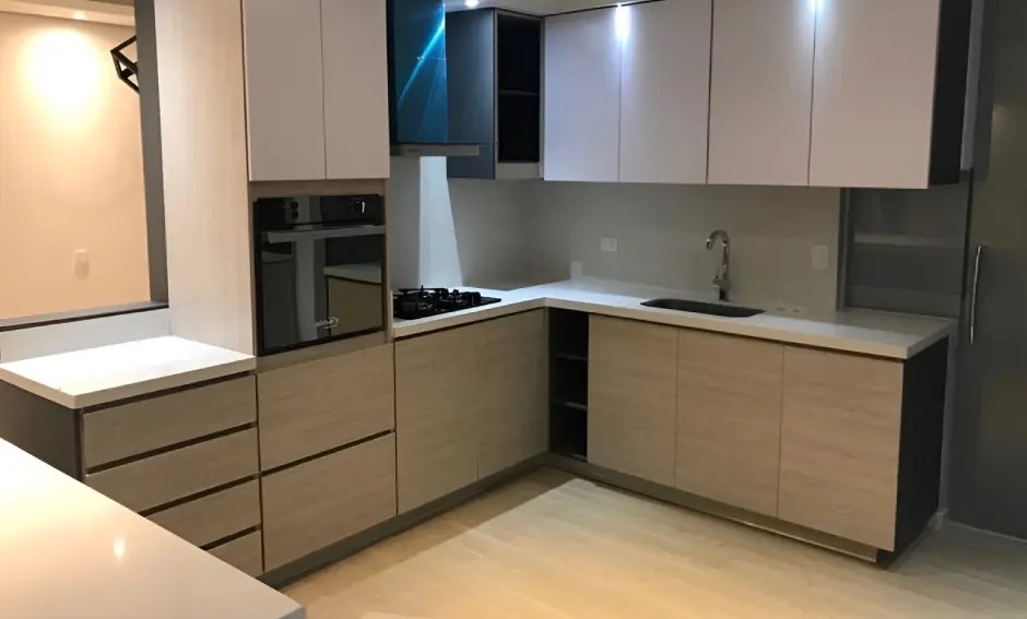 Diseño de cocina integral compacta en Bogotá, optimizada para apartamentos con espacio limitado y estilo moderno.