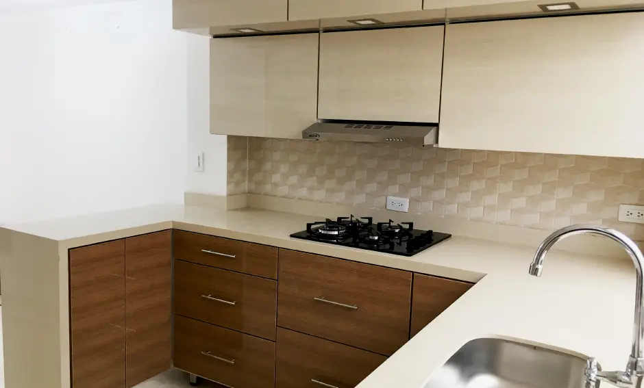 Cocina integral en Bogotá con isla central y almacenamiento optimizado, perfecta para reuniones familiares.