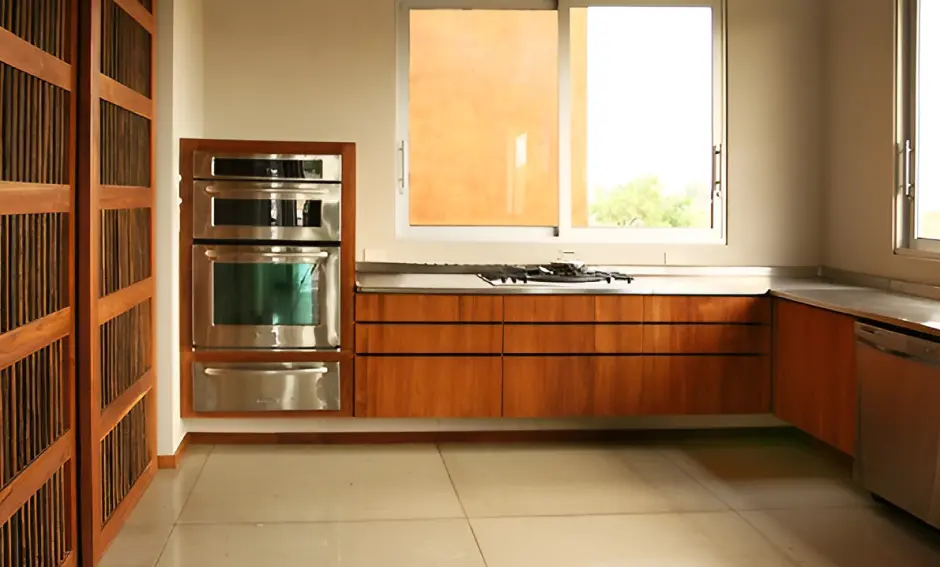Cocina integral de lujo en Bogotá, con iluminación LED integrada y acabados de alta gama para un toque sofisticado.