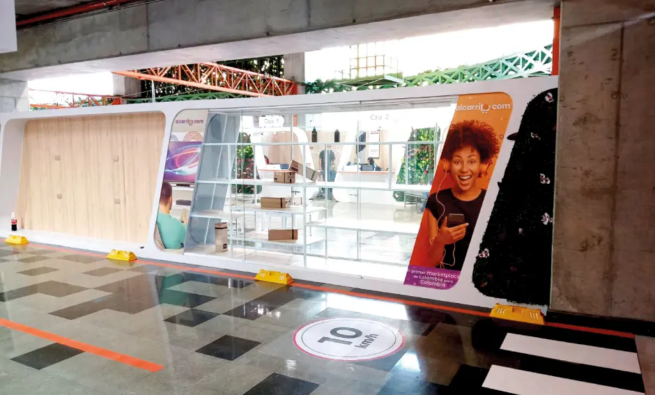 Diseño de oficina moderna con escritorio a medida en Bogotá