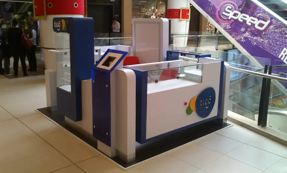 Mobiliario comercial a medida en Bogotá, diseñado para optimizar la funcionalidad y estética de tiendas y comercios, creando espacios únicos.