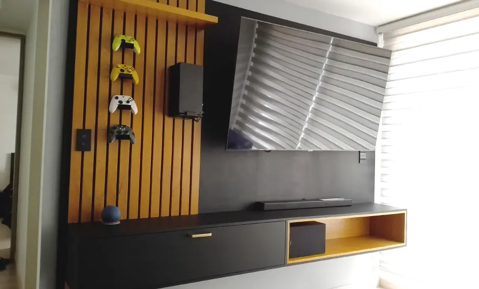 Mueble para TV en melamina en Bogotá, con un diseño contemporáneo y funcional, perfecto para integrar en tu sala de estar o espacio de entretenimiento.