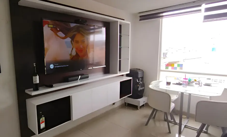 Estantería de madera con diseño minimalista en Bogotá, ideal para mantener el orden en tu hogar sin sacrificar estilo ni funcionalidad.