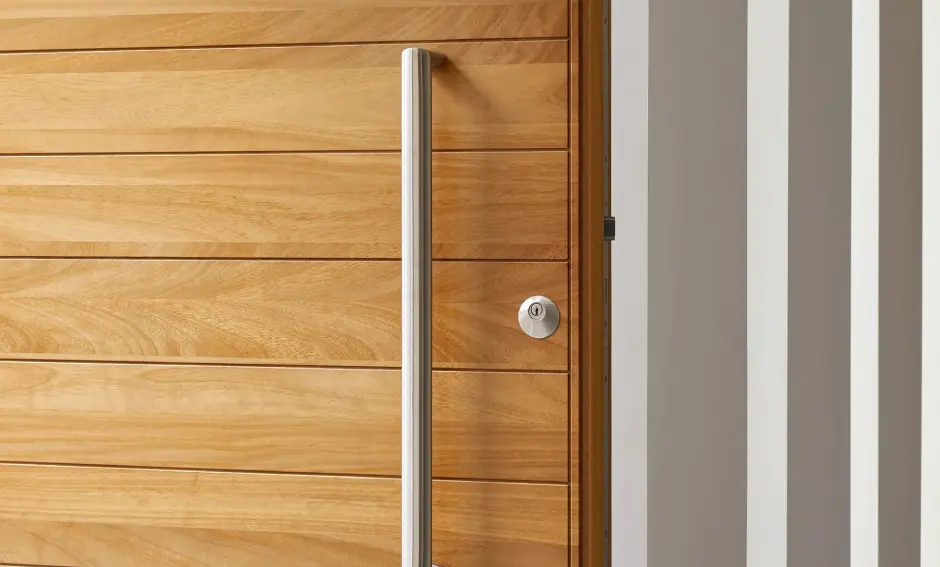 Puerta de madera con acabados modernos en Bogotá, ideal para crear un ambiente cálido y elegante en tu hogar.